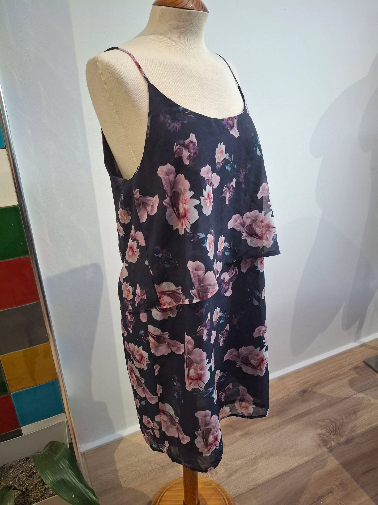 Vestido curto floral Mango Collection - Tamanho M (Fluído e camadas) – photo 2